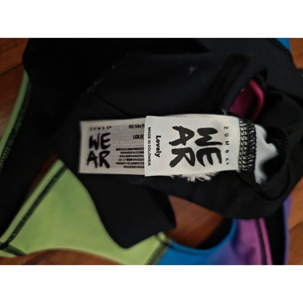 NWT Zumba Fitness WE AR Plunge V-Neck Sports Bra – Multicolor Ombre - Sz Large - Picture 9 of 9